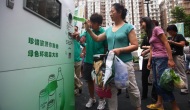 Increíble iniciativa, en Pekín viajas a cambio de botellas de plástico.