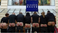 Activistas austríacos agredidos con ácido durante una protesta.